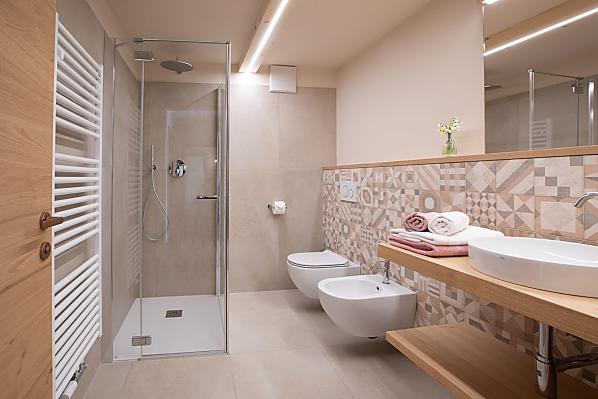 Badezimmer mit Dusche, WC und Bidet