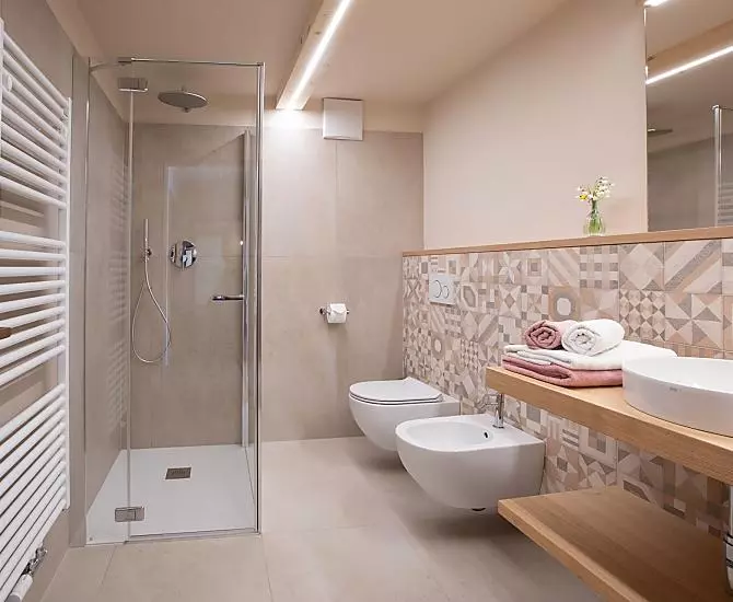 Badezimmer mit Dusche, WC und Bidet