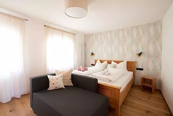 Schlafzimmer mit Doppelbett (180 x 200 cm)
