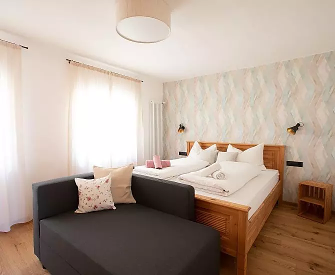 Schlafzimmer mit Doppelbett (180 x 200 cm)
