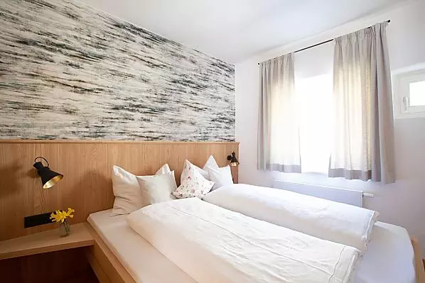 Schlafzimmer mit Doppelbett (160 x 200 cm)