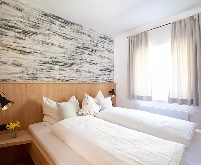 Schlafzimmer mit Doppelbett (160 x 200 cm)