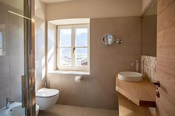 Badezimmer mit Dusche, WC und Bidet