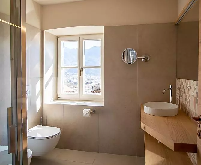 Badezimmer mit Dusche, WC und Bidet