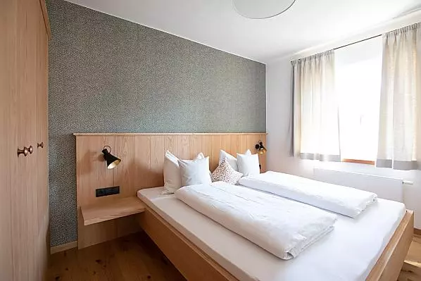 Schlafzimmer mit Doppelbett (180 x 200 cm)