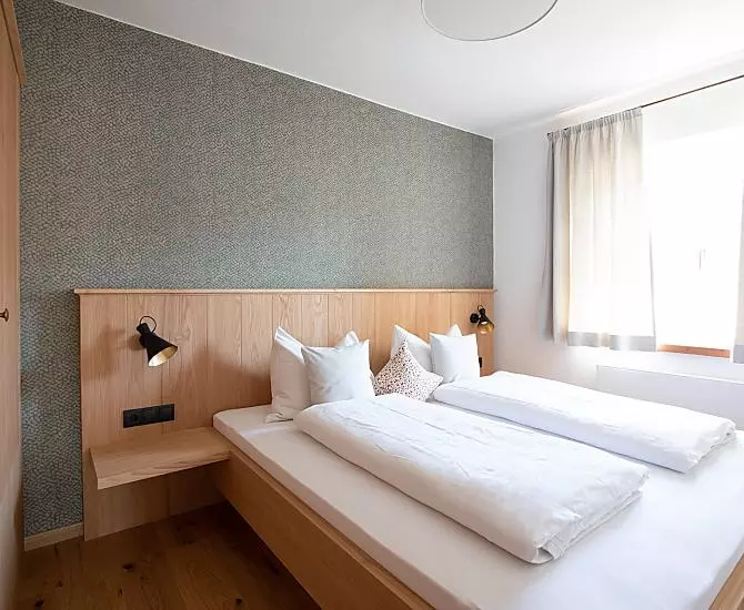 Schlafzimmer mit Doppelbett (180 x 200 cm)