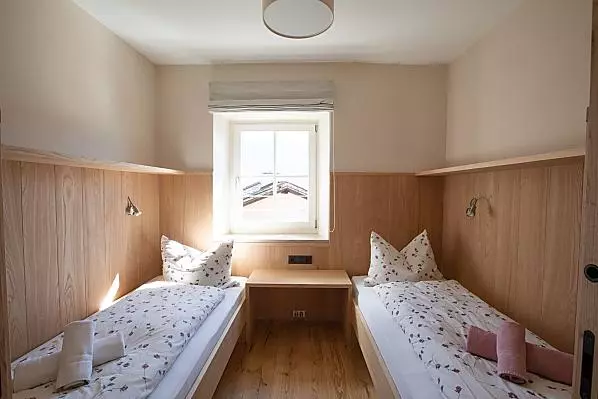 Schlafzimmer mit zwei Einzelbetten (90 x 200 cm)