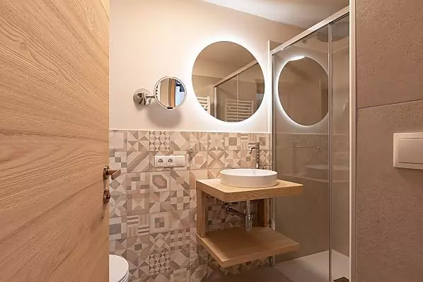 Badezimmer mit Dusche und WC