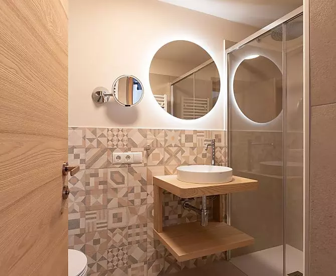 Badezimmer mit Dusche und WC