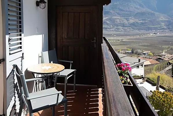 Balkon mit Aussicht auf das Etschtal und die Berge