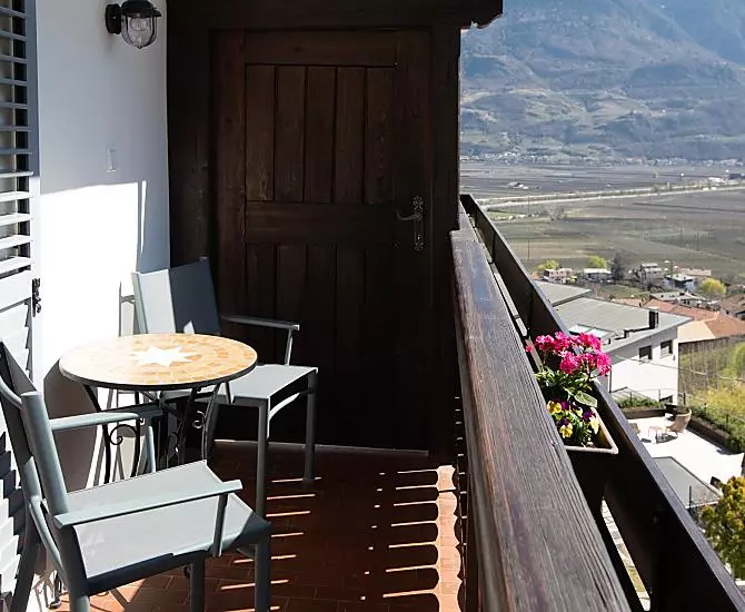 Balkon mit Aussicht auf das Etschtal und die Berge