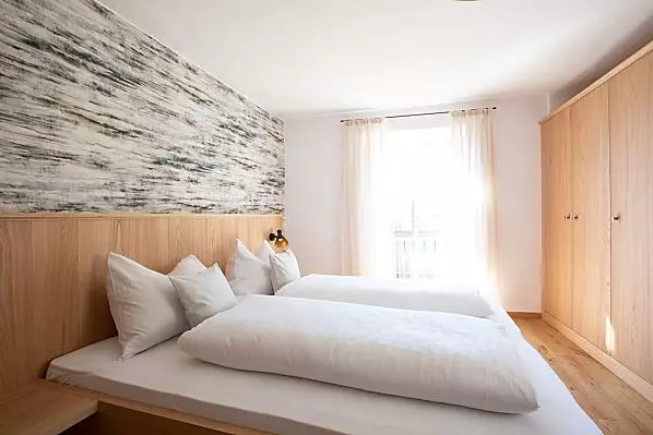 Doppelbettzimmer mit Balkon