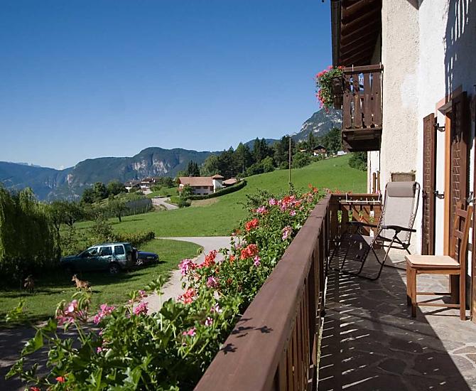 Balkon mit Sicht auf den Hof
