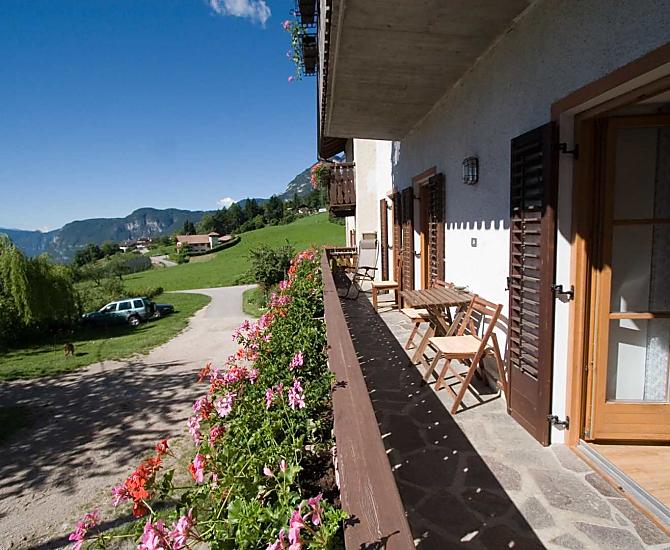 Balkon mit Bilck auf den Hof