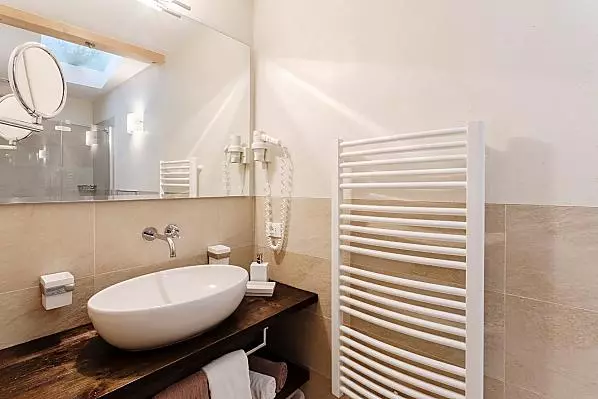 Ansprechendes Badezimmer mit großer eben begehbarer Dusche