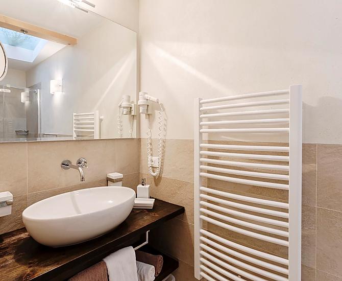 Ansprechendes Badezimmer mit großer eben begehbarer Dusche