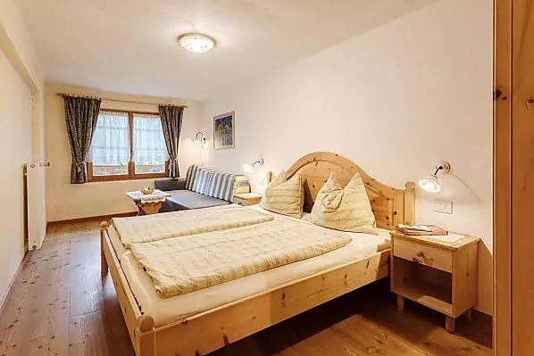 Doppelbett -Zimmer mit Schlafcouch für zusätzliche zwei Personen.