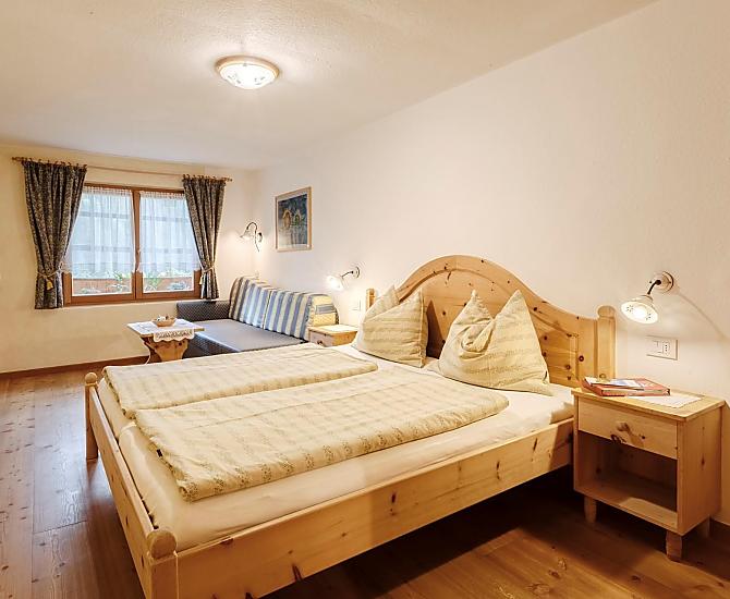 Doppelbett -Zimmer mit Schlafcouch für zusätzliche zwei Personen.