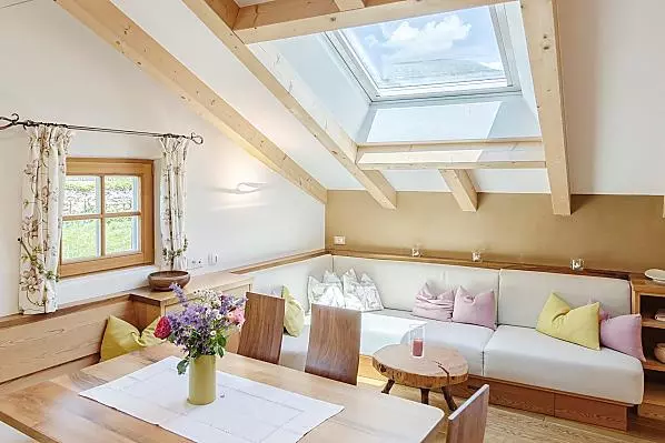 Geräumige Wohnung mit warmer Holzoptik und harmonischen Naturtextilen