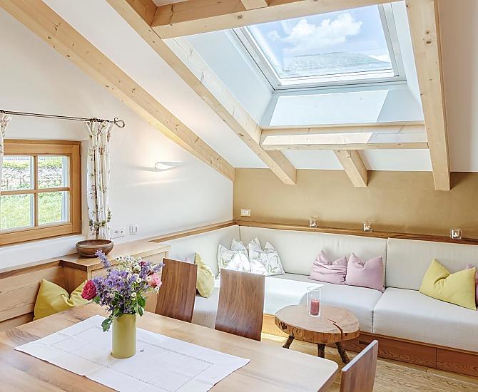 Geräumige Wohnung mit warmer Holzoptik und harmonischen Naturtextilen