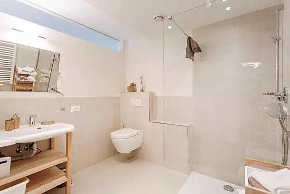 Badezimmer mit Eben begehbare Dusche
