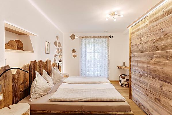 Rustikales Schlafzimmer aus Altholz