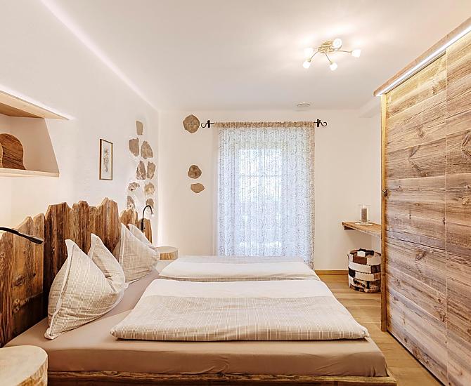Rustikales Schlafzimmer aus Altholz