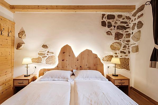 Stimmungsvolles Schlafzimmer aus Zirbenholz