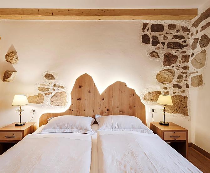 Stimmungsvolles Schlafzimmer aus Zirbenholz