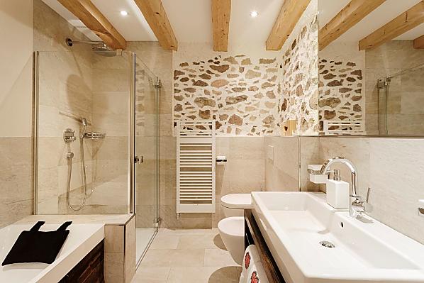 Exklusives Bad mit Badewanne