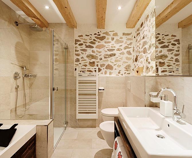 Exklusives Bad mit Badewanne
