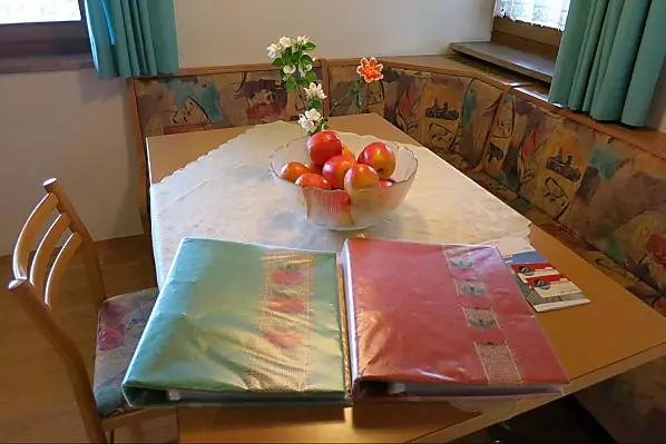 In unseren Hofmappen darf gerne geschmökert werden. Während der Erntezeit gibt es natürlich frische Äpfel vom Hof.