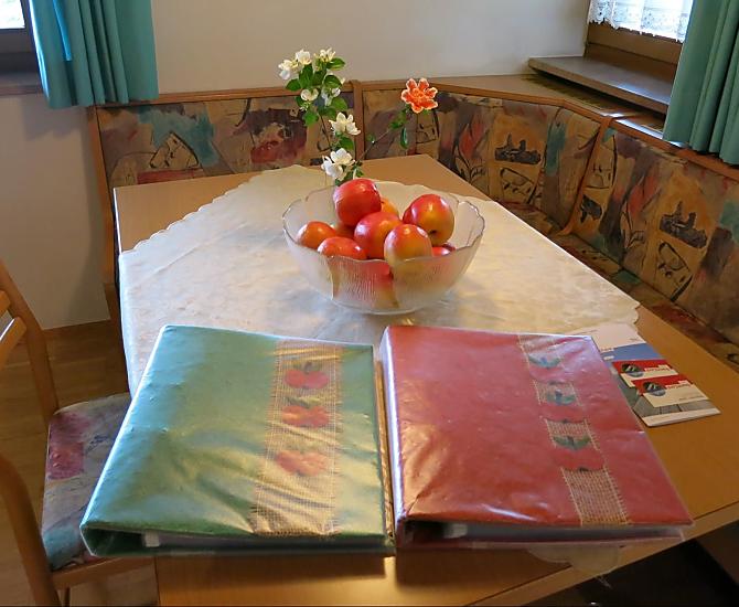 In unseren Hofmappen darf gerne geschmökert werden. Während der Erntezeit gibt es natürlich frische Äpfel vom Hof.