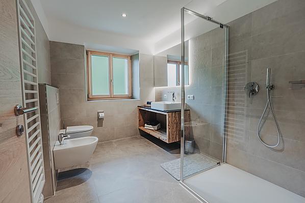 Geräumiges Badezimmer mit großer Dusche und Bidet 