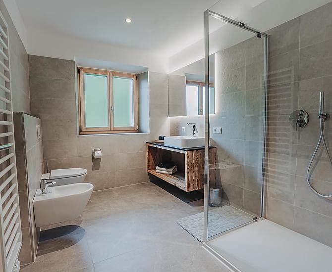Geräumiges Badezimmer mit großer Dusche und Bidet 