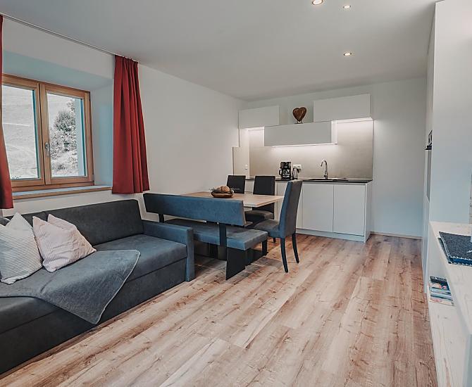 Geräumiger Wohnraum mit gemütlicher Couch 
