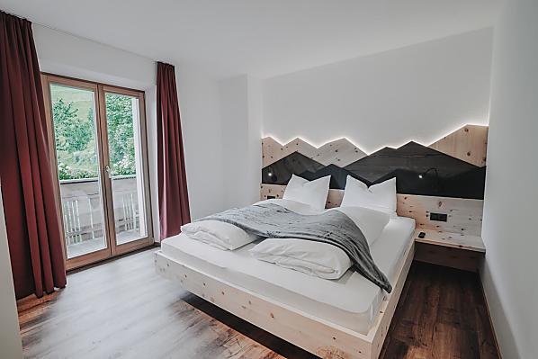 Schlafzimmer in einheimischem Zirbenholz 