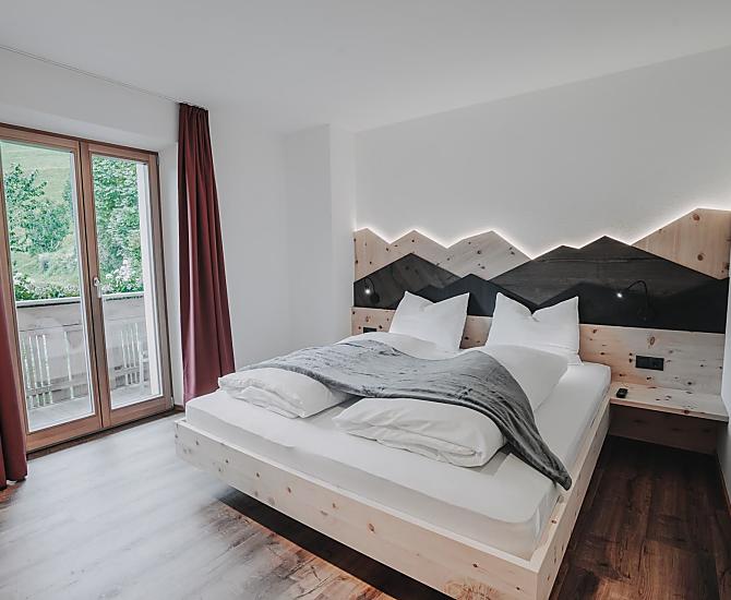 Schlafzimmer in einheimischem Zirbenholz 