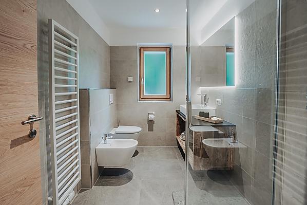 Geräumiges Badezimmer mit großer Dusche und Bidet 