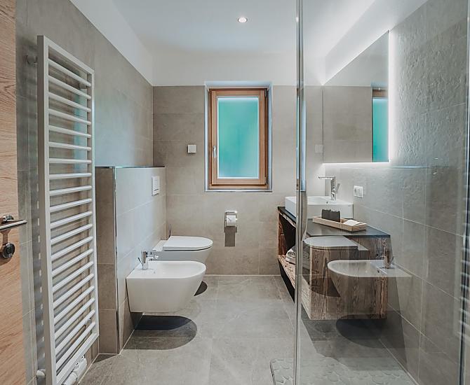 Geräumiges Badezimmer mit großer Dusche und Bidet 