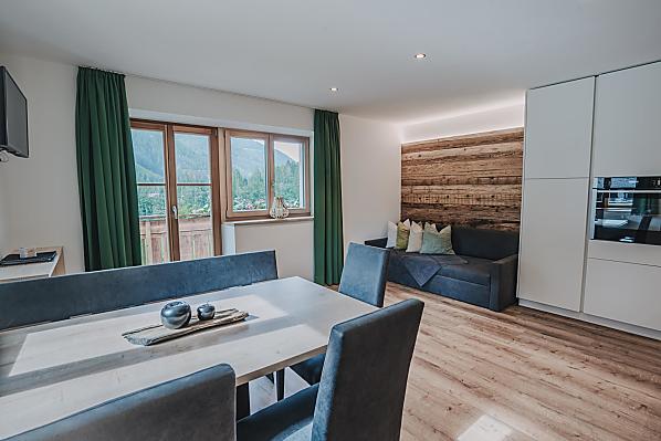 Großer Wohnraum mit gemütlicher Couchecke
