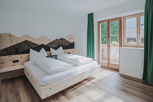 Schlafzimmer in einheimischer Zirbe 