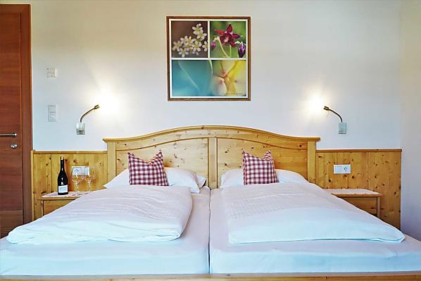Unsere Zimmer sind liebevoll, mit Bettwäsche und Handtüchern, Sitzecke, Balkon mit Panoramablick, Safe, TV, und WLan ausgestattet