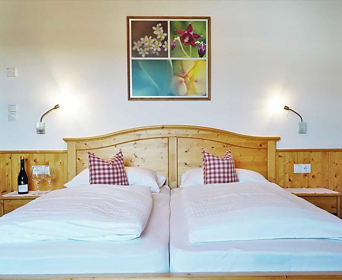 Unsere Zimmer sind liebevoll, mit Bettwäsche und Handtüchern, Sitzecke, Balkon mit Panoramablick, Safe, TV, und WLan ausgestattet