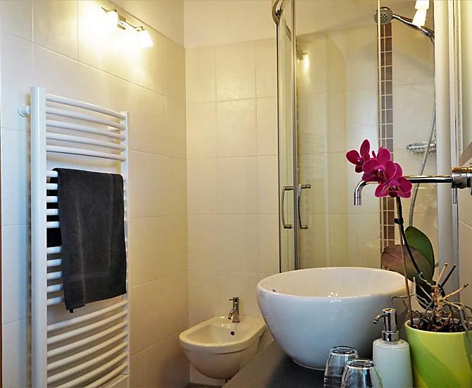  Unsere Badezimmer sind mit Dusche, WC und Bidet ausgestattet.