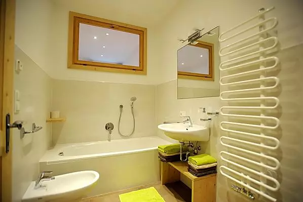 Badezimmer mit Badewanne, Dusche und Bidet