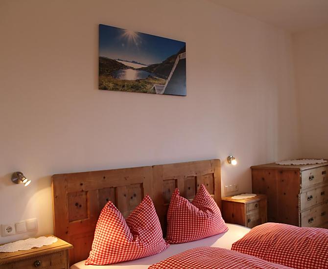 Doppelbettschlafzimmer mit antiken Betten, einer antiken Kommode sowie einem antiken Schrank von Schloss Gravetsch mit Zusatzbett 
