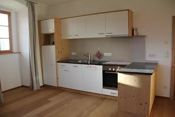 Küche mit Backrohr, Kaffeemaschine, Wasserkocher, Abzugshaube, Spülmaschine, Ceranfeld und Kühlschrank