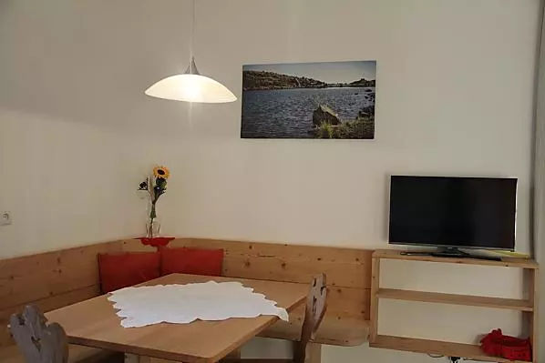 Esstisch mit Eckbank aus Holz