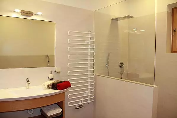 Badezimmer mit offener Dusche